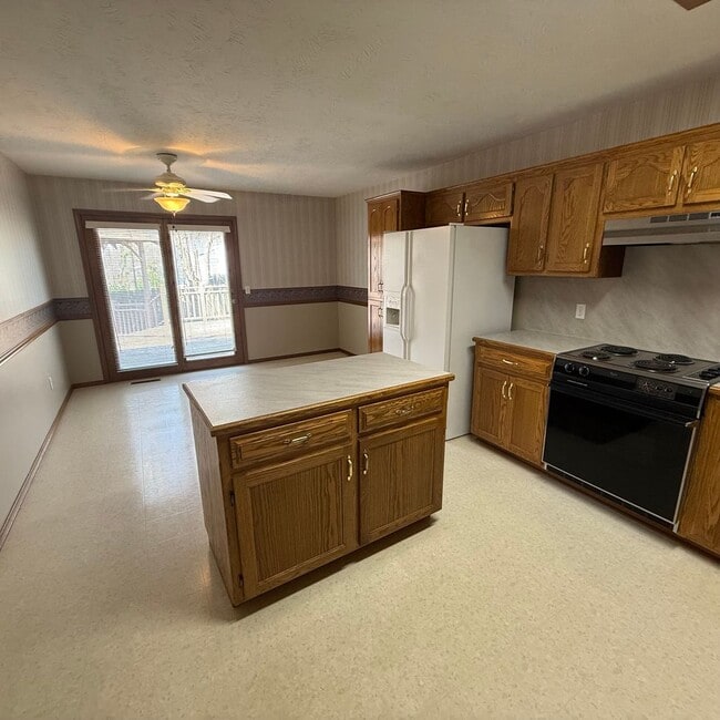 Building Photo - Beautiful 2 Bedroom Bathroom Patio Home Available NOW!