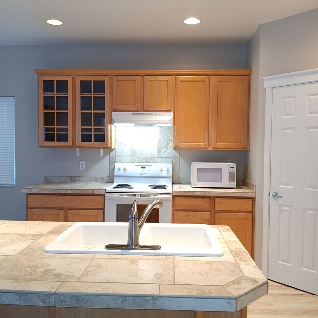 Building Photo - Beautiful Recently Remodeled Propety Ready For You to Enjoy!