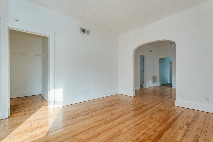 Building Photo - 8329 S Kingston Ave