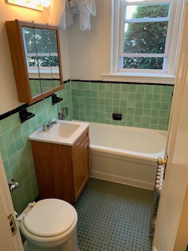 Building Photo - 9/1 NO FEE! Spacious 2BR in elevator building, reno. kitchen