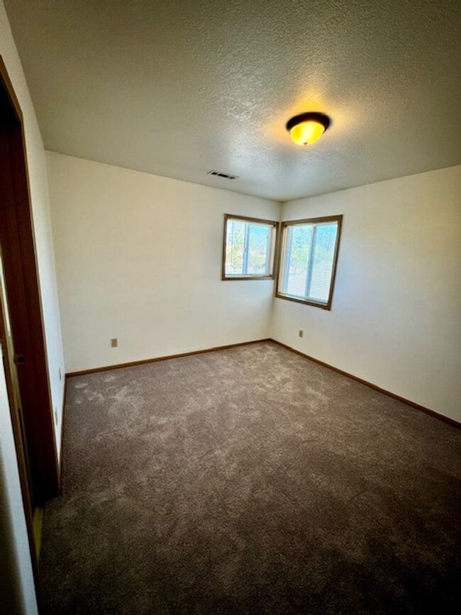 Building Photo - 3 Bedroom 1.5 Bathroom 4plex