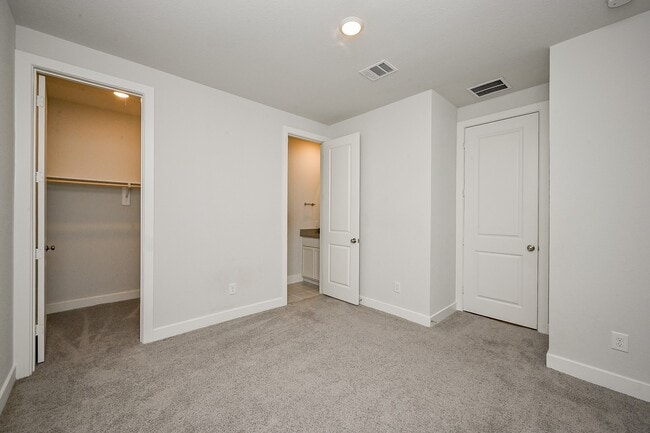 Building Photo - 9222 Dearborn Knoll Dr