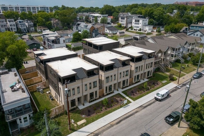 Building Photo - Stunning End Unit Townhome in Salemtown