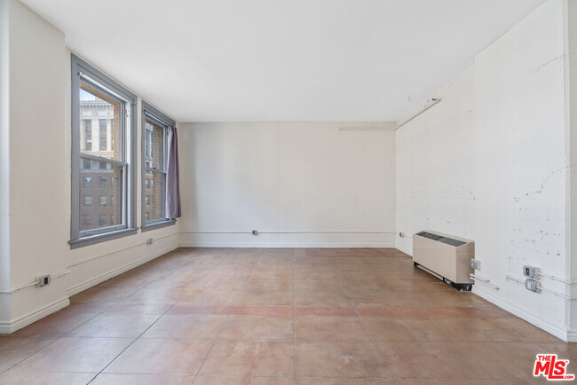 Building Photo - 215 W 7th St