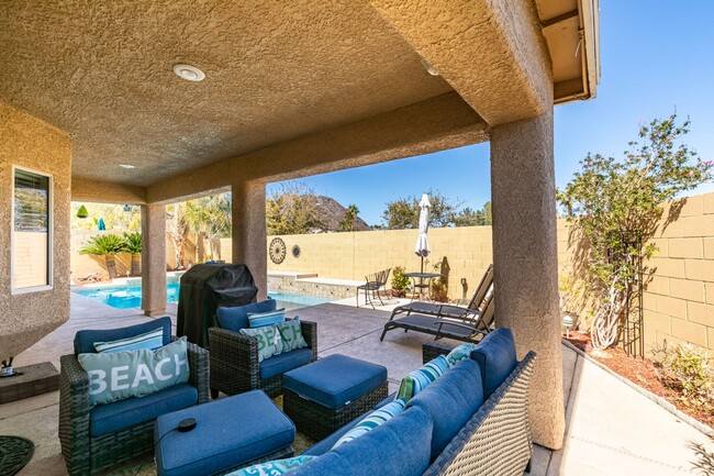 Building Photo - Stunning Single-Story Home with Heated Poo...