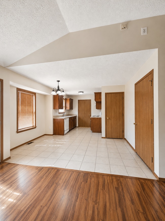 Building Photo - 842 Lorenza Dr