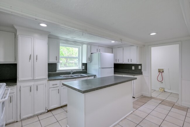 Building Photo - 29906 Hunters Rd