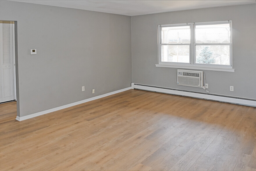 Living Room - 191 N Beverwyck Rd