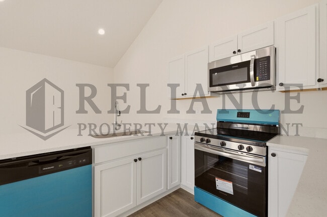 Building Photo - 5249 N Pinecrest Ct