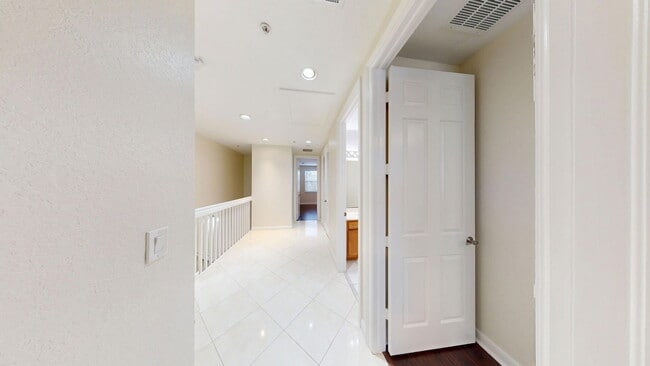 Building Photo - 690 Amador Ln