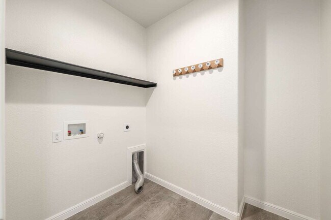 Building Photo - Modern Elegance Meets Everyday Comfort in ...
