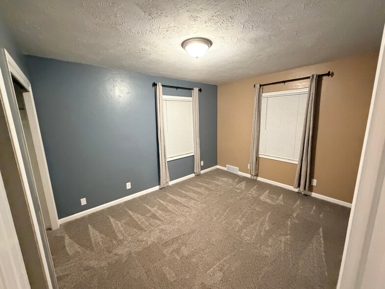 Building Photo - 933 E 13th St