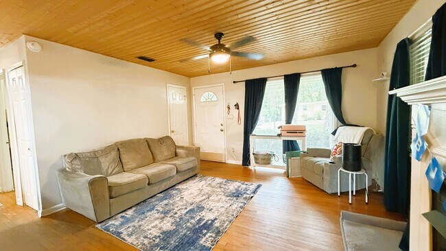 Building Photo - 3/1 HOUSE w/ Huge Fenced Yard, Carport, Will Have New Paint, and Natural Light! Walk to FSU/COLLE...