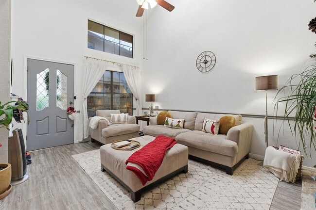 Building Photo - 10819 Crown Colony Dr