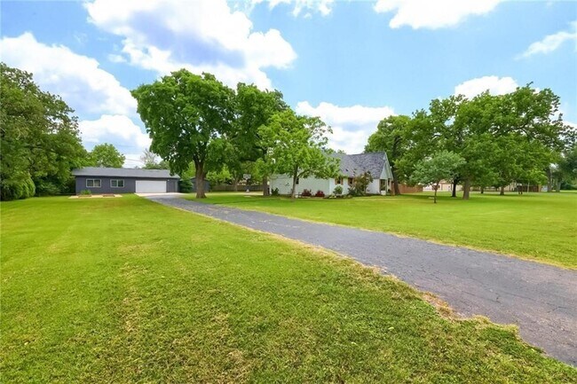 Building Photo - 1524 Sheridan Trail