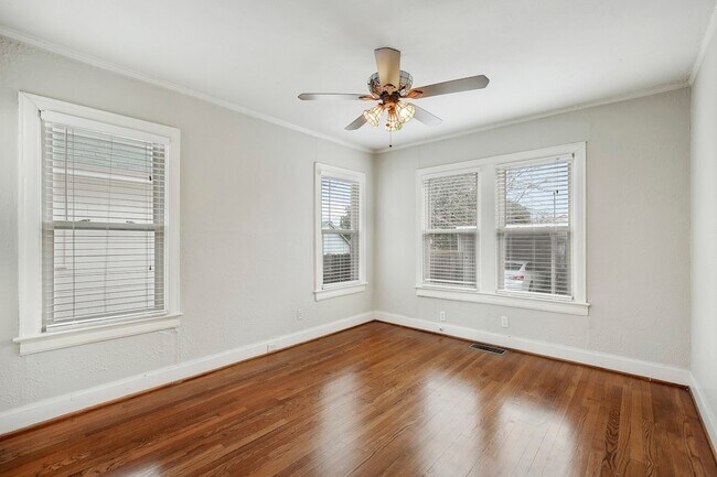 Building Photo - 5924 La Vista Dr