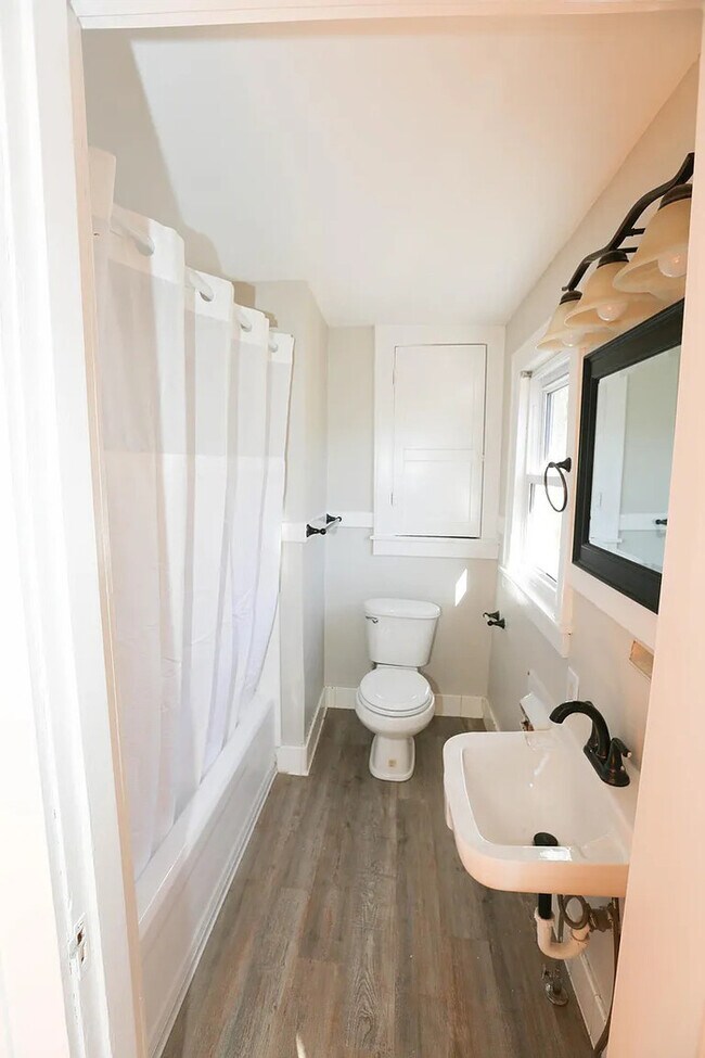 Building Photo - 723 N Monroe St