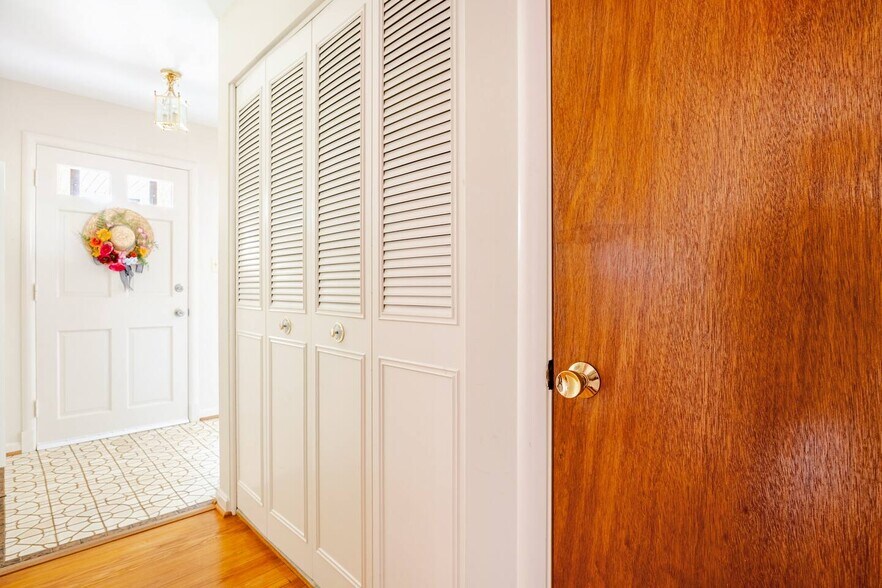 Building Photo - 7527 Fairwood Ln