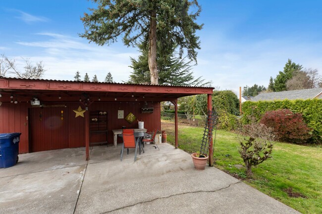 Building Photo - Charming 3BR Home with Private Yard in Puy...