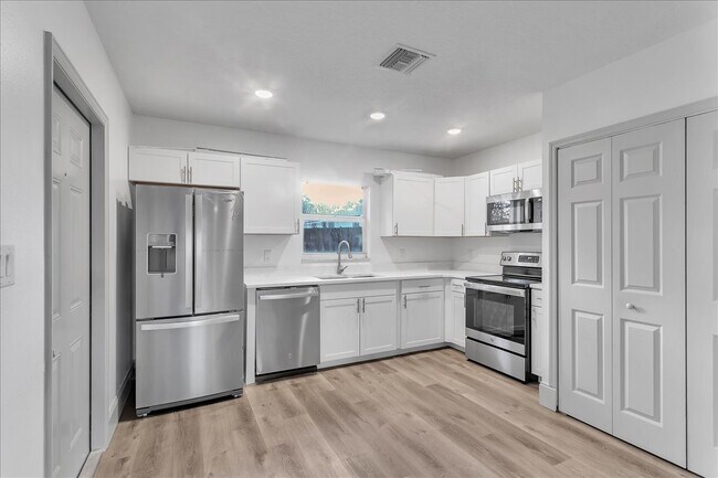 Kitchen - 3812 N 51st St