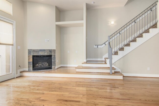 Building Photo - 5227 Lillian St