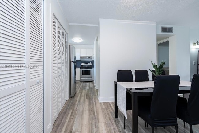 Building Photo - 8889 Fontainebleau Blvd