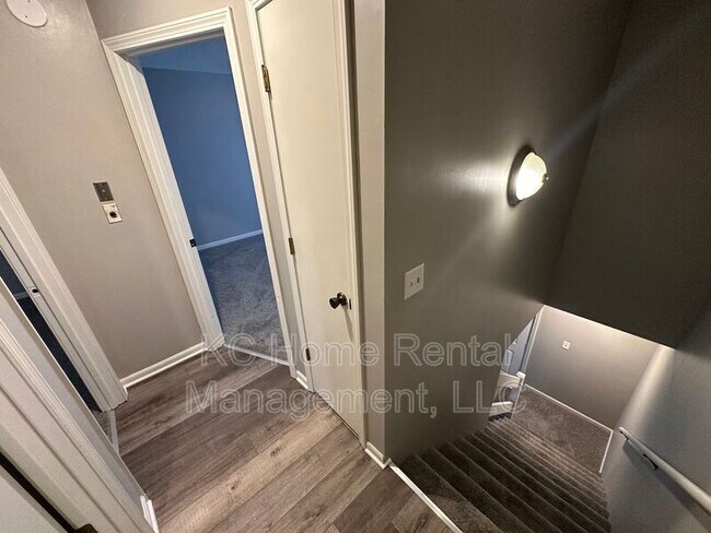 Building Photo - 808 SW Meadowridge Dr