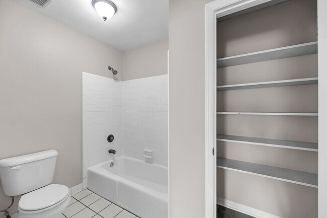 Building Photo - 2 Bedroom, 2.5 Bath Home with Flex Room on...