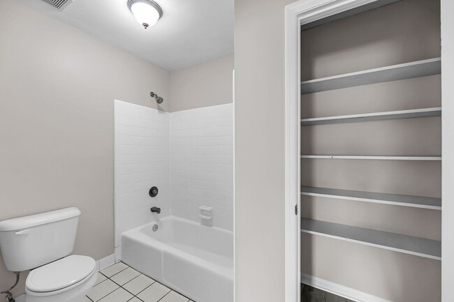 Building Photo - **MOVE IN SPECIAL!**2 Bedroom, 2.5 Bath Ho...