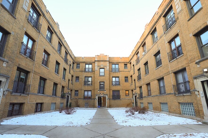 Building Photo - 709 W Roscoe St