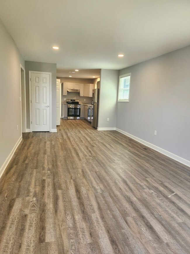 Building Photo - 2 bedroom 1 bath fully updated home in Eas...