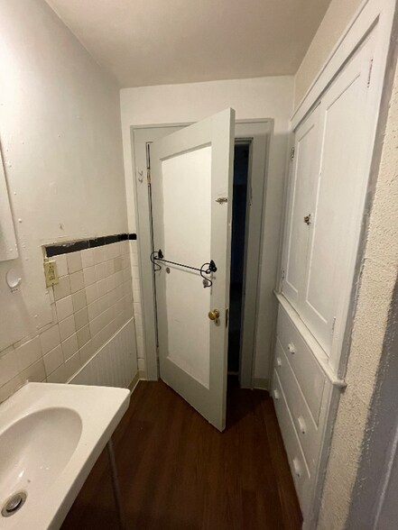 Building Photo - 620 Lincoln Way W