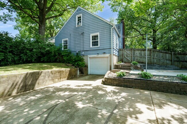 Building Photo - 2935 Glenmore Ave