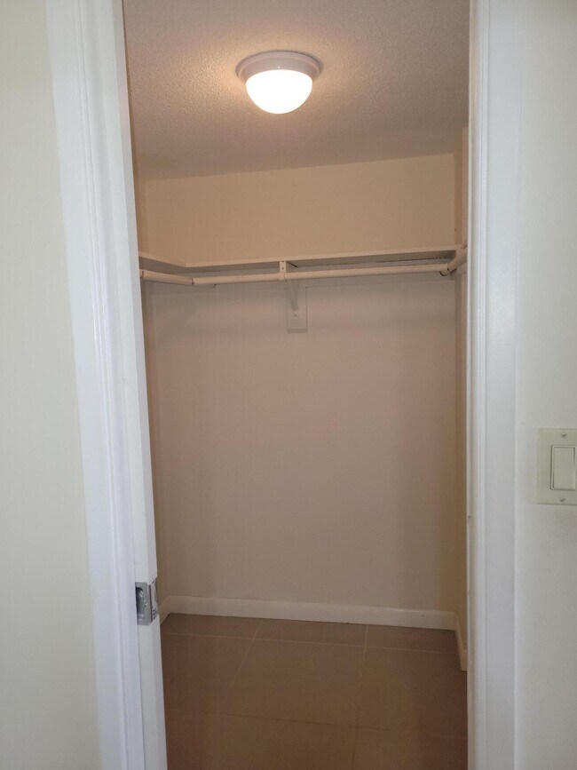 Building Photo - 3050 N Palm Aire Dr