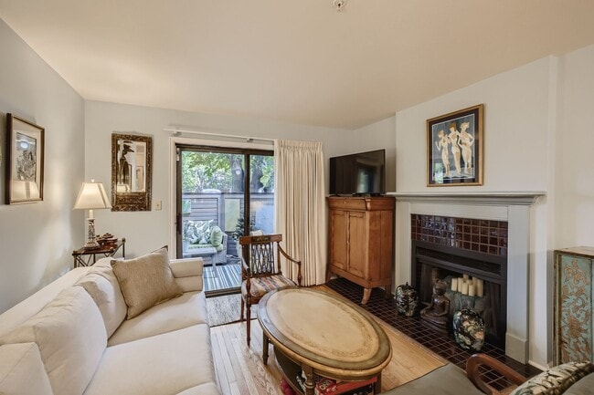 Building Photo - Ideal Downtown 1 BDR Close to Shops & Trails