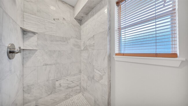 Building Photo - 2407 Bradford Dr