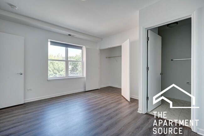 Building Photo - 1544 W Glenlake Ave