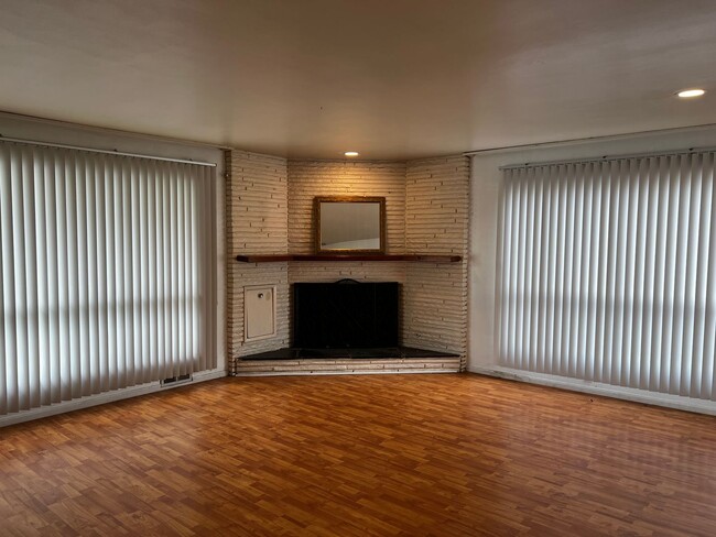 Building Photo - 2 Bedroom 1 Bath Duplex for Rent with Util...