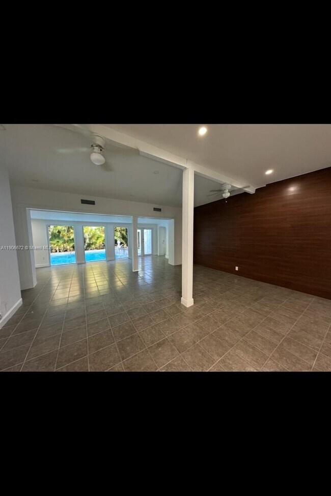 Building Photo - 6810 SW 70th Ave