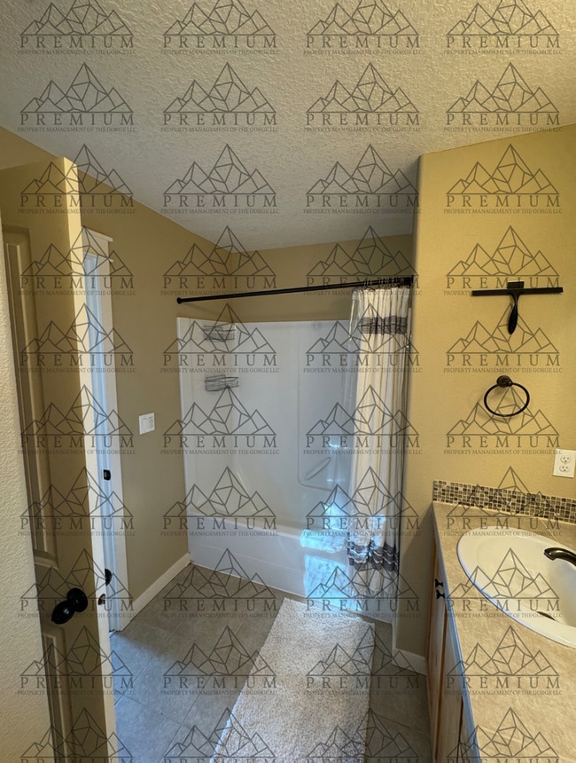 Building Photo - 3 Bedroom 4 Bathroom - Hood River