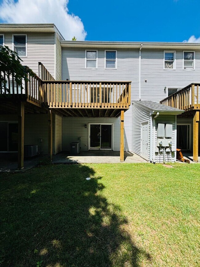 Building Photo - 4 Bedroom 3.5 Bath Townhouse