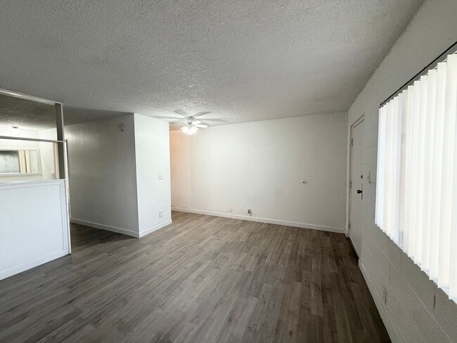 Building Photo - Convenient Studio Across from UNLV!
