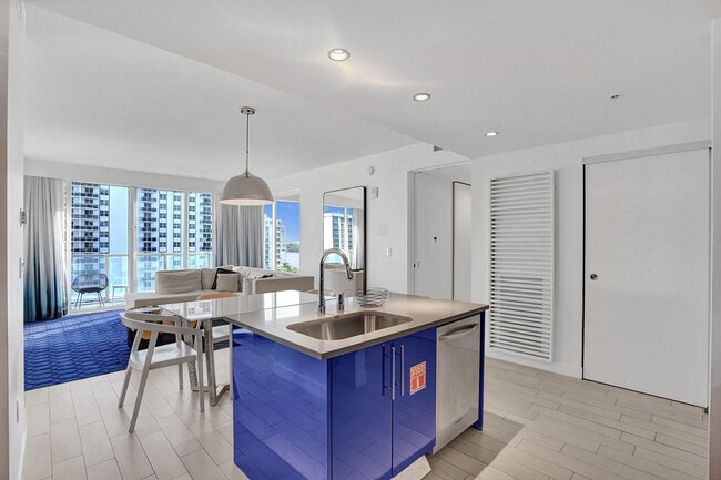 Building Photo - 3101 Bayshore Dr