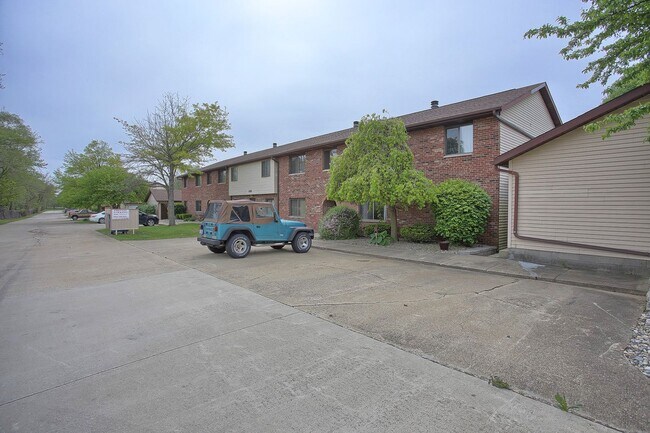 Building Photo - 2 Bedroom, 1.5 Bathroom Condo (AVAILABLE S...