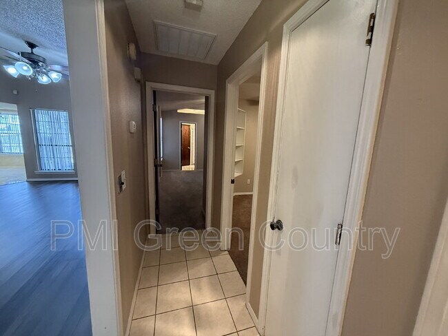 Building Photo - 1608 W Fort Worth St