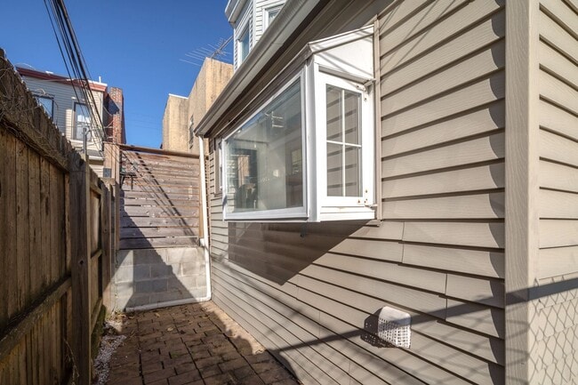 Building Photo - Three Bed Fairmount Townhome