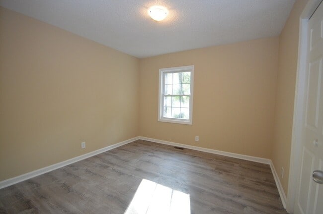 Building Photo - 106 N Bell Haven St