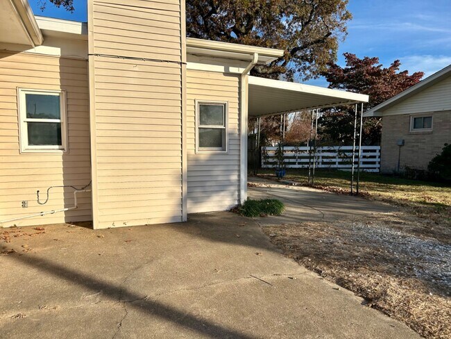 Building Photo - 414 Shady Ln