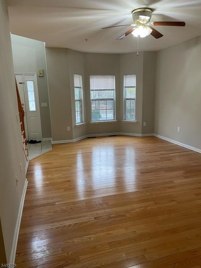 Building Photo - 301 Pinelli Dr