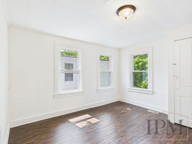 Building Photo - Available Now! Spacious 5 Bedroom Home Loc...